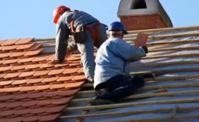 roofing_contractor_fixing_roof